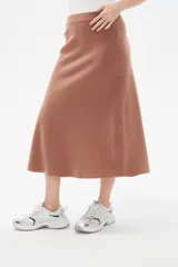 Falda midi de corte evasé, confeccionada en tejido de viscosa color marrón, con cintura alta y caída fluida.