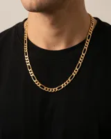 Cadena de acero con baño de oro, diseño de eslabones tipo figaro, con acabado brillante.