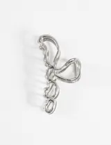 Broche para el pelo plateado con forma de lazo.
