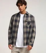 Camisa de franela a cuadros azul marino y beige, de corte comfort, con cuello inglés, abotonadura frontal, manga larga y bolsillo en el pecho.