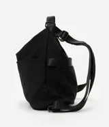 Bolso tipo hobo convertible a mochila, color negro, confeccionado en poliéster. Cuenta con cierre principal, bolsillo externo frontal y correas ajustables de cinta gross.
