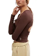 Remera negra de manga larga con cuello redondo y botones.