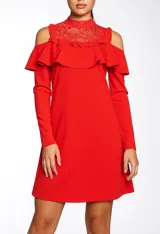 Vestido corto rojo con cuello alto de encaje, hombros descubiertos y volados en el escote.