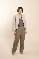 Pantalón de vestir marrón con textura tweed, de tiro alto y pierna recta.