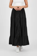 Falda larga negra con volados y botones frontales.