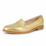 Mocasines de cuero plateado con acabado texturado, diseño clásico con costuras visibles y vira de suela natural cosida. Cuenta con taco plano de 2 cm y plantilla anatómica.