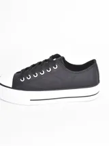 Zapatillas de plataforma estilo urbano, color negro con puntera y suela de goma blanca. Cuentan con cordones negros y ojales metálicos.