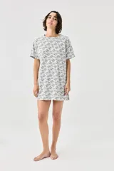 Camisón de algodón y poliéster color gris claro, con estampado de ositos en tono negro, de manga corta y cuello redondo.