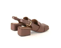 Sandalias de cuero marrón con diseño de tiras anchas entrecruzadas, punta cuadrada, talón abierto con pulsera ajustable y taco ancho medio.