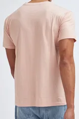 Remera de manga corta color rosado con estampado gráfico frontal en color negro que incluye las frases 'Destination', 'Day Dream', 'Future Slopes' y 'Digital'.