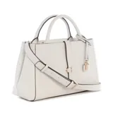 Cartera Guess modelo Carrie de color blanco, confeccionada en símil cuero con herrajes dorados. Presenta doble asa de mano, correa ajustable y desmontable, y detalle de candado colgante. Incluye el logo de la marca en la parte frontal.