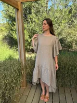 Vestido verde oliva de lino, corte suelto, con mangas abullonadas y volado en el ruedo.