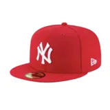 Gorro New Era rojo con el logo de los New York Yankees bordado en blanco en el frente y el logo de New Era bordado en blanco en el lateral.