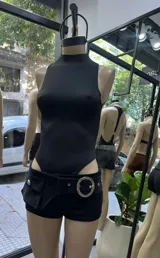 Body de cuello alto y diseño sin mangas, confeccionado en tela elastizada que se ajusta al cuerpo. Presenta un calce al cuerpo con espalda cerrada.