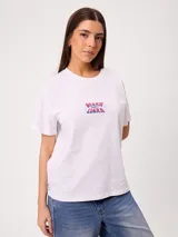 Remera blanca con estampado colorido en la espalda con motivos marinos, cangrejos y caracoles, de manga corta y ajuste holgado.