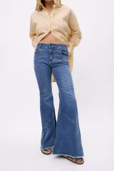 Pantalón de jean azul oscuro, corte oxford con recortes y diseño de paneles.