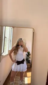 Top blanco de lycra con doble tela en la parte delantera y cuello tipo corbatín desmontable.