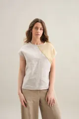 Top de lino con diseño en bloques de color en tonos beige y blanco, de silueta amplia y mangas cortas.