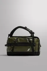 Maleta deportiva multifunción de 35 litros, confeccionada en tejido técnico color verde oliva con detalles en negro. Cuenta con compartimento principal con cierre de hebilla y cremallera, bolsillos laterales con cierre, dos asas de mano y dos asas de hombro ajustables.