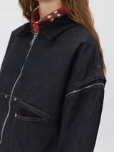 Campera de denim a rayas verticales con cuello de pana en color bordó. Presenta cierre frontal, mangas desmontables con cierre en los hombros, canesú en el pecho y bolsillos de parche cuadrados.