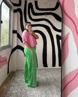 Pantalón de jogging tipo track de plush color verde, con cintura elástica y franja lateral de terciopelo en color rosa.