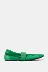 Zapato tipo bailarina de estilo deportivo color verde, con tira ancha elástica y detalle de fruncidos en el empeine. Cuenta con talonera en contraste de materiales, suela plana engomada y acabado en punta redonda.