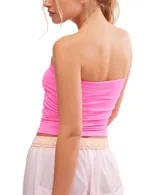 Top bandeau color fucsia, confeccionado en tejido elástico.