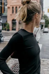 Camiseta de manga larga y cuello redondo, con corte ajustado al cuerpo.