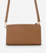 Cartera bandolera pequeña de formato rectangular, confeccionada en poliuretano color tostado con costuras decorativas en contraste. Cuenta con cierre superior de cremallera con tirador alargado, placa metálica frontal con logo y correa larga ajustable y desmontable mediante mosquetones.