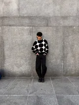 Buzo de tejido de punto color rosa con grandes círculos color borgoña.