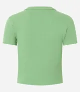 Blusa verde de algodón acanalado con cuello redondo y mangas cortas.
