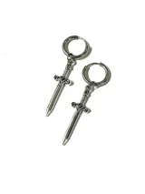 Aros de acero quirúrgico con dije colgante en forma de espada, diseño estilo argolla.