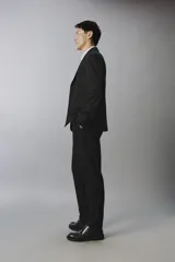 Pantalón de traje slim fit color negro, confeccionado en tejido con viscosa, con bolsillos frontales, bolsillos traseros de doble vivo y raya marcada en las piernas. Cuenta con cierre frontal con cremallera y botón.