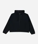 Campera deportiva de corte regular confeccionada en modal, con cierre frontal por cremallera, capucha con cordón ajustable, mangas largas con puños elásticos y bolsillos laterales.