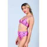 Bikini de dos piezas con estampado de piel de serpiente en color fucsia. El corpiño es de estilo triangular con breteles finos y la bombacha es de tiro alto.
