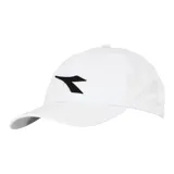 Gorra blanca con logo de Diadora bordado en negro en el frente.