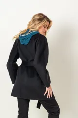 Chaquetón negro cruzado de cashmere con lazo y bolsillos.