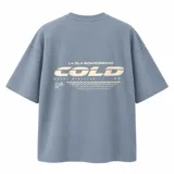 Remera oversize gris de manga corta, con cuello redondo y diseño gráfico estampado en tono beige en el frente y la espalda.