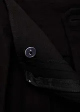 Pantalon wideleg negro de tejido fluido con diseño de tablas frontales y detalle de bordado en el ruedo. Cuenta con cierre delantero de cremallera y botón.