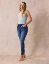 Jean skinny tiro medio color azul, marca One Five One, confeccionado en algodón elastizado. Cuenta con pretina con pasadores, cierre y botón metálico, bolsillos delanteros y traseros, y laterales sin costura.