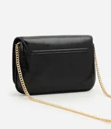 Cartera transversal pequeña Satinato en PU color bordó, con compartimentos internos, solapa frontal con detalle metálico y correa larga de cadena dorada.