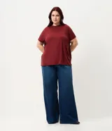 Blusa de ribana color marrón, con cuello redondo, mangas cortas y diseño holgado.