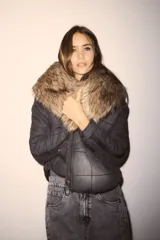 Estola de pelo sintético con textura suave y diseño envolvente, ideal para complementar abrigos y prendas de invierno.