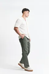 Camisa de manga corta color crema con textura, cuello clásico y calce regular.