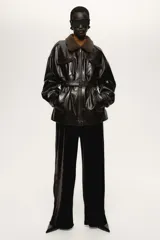 Pantalón de tiro alto confeccionado en velour suave, con cintura elástica y piernas rectas con pinzas.