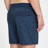 Short de baño Volcom modelo Psyche Cotton Stoney, color azul con estampado geométrico sutil. Cuenta con cintura elástica con cordón de ajuste y largo de 17 pulgadas.