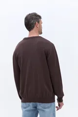 Sweater de cuello redondo con frente texturizado y mangas y espalda lisas. Confeccionado en algodón, presenta un diseño versátil ideal para usar en capas.