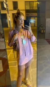 Pollera corta de satén en color rosado, con diseño de tiro alto y corte recto.