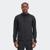 Campera deportiva New Balance Tenacity Knit con capucha y cierre frontal completo, color negro. Presenta el logo NB en tono oscuro en el pecho y bolsillos tipo canguro.