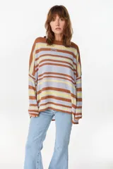 Sweater de tejido de punto a rayas horizontales en tonos celeste, marrón tostado y amarillo, de corte holgado, mangas caídas y escote bote.